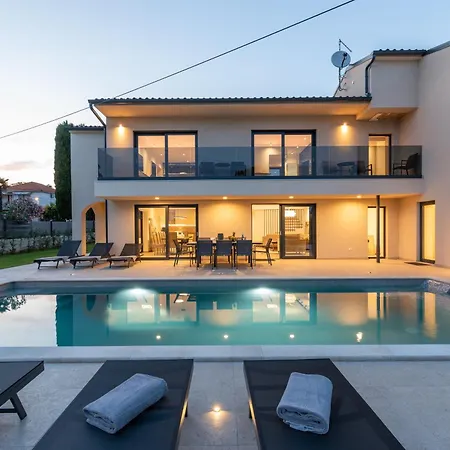 Villa Domenica Medelina 5. Center, Pool, Jacuzzi, Sauna *